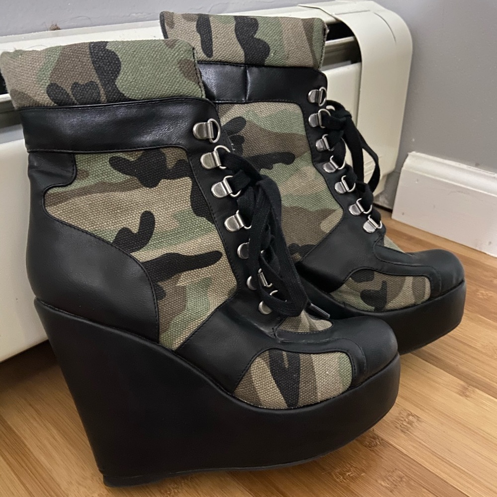 Camo platform boots